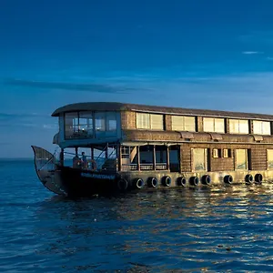 Botel Harmony Houseboats ****